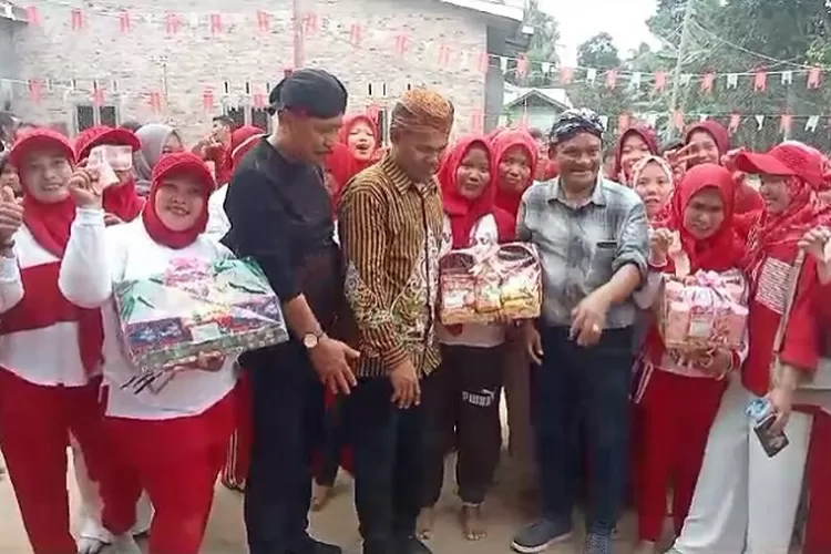 Ketua Puja Kesuma Lima Puluh photo bersama dengn penasihat Pujakesuma Batubara Suwondo SH dan Ketua DPD Pujakesuma Asahan Asmunan  (Realitasonline/H.Guntur Sinaga)