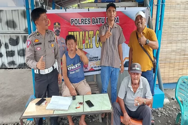 KBO Lantas Polres Batubara Ipda K.Manurung sedang mendengarkan saran dan masukan dari para pengemudi Betor di Lima Puluh. ( Realitasonline/H.Guntur Sinaga)