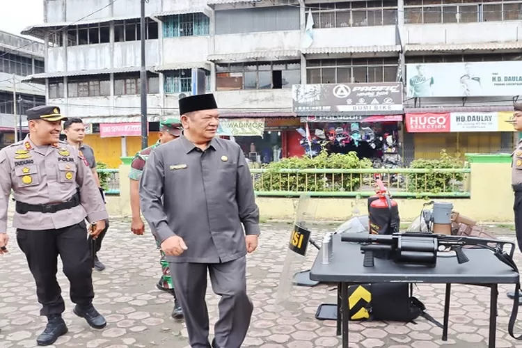 Wali Kota Padangsidimpuan Irsan Efendi Nasution dan Kapolres Padangsidimpuan AKBP Dudung Setyawan memeriksaan pasukan PAM Pilkades serentak tahun 2023 (Realitasonline.id/Riswandy)