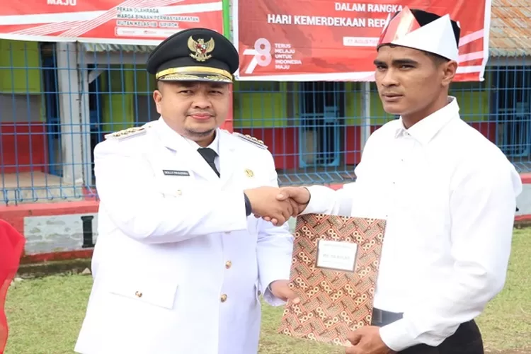 Bupati Tapsel Dolly Pasaribu menyerahkan surat remisi secara simbolis kepada WBP di Lapas Kelas II B Sipirok Kabupaten Tapsel  (Realitasonline.id/Riswandy)