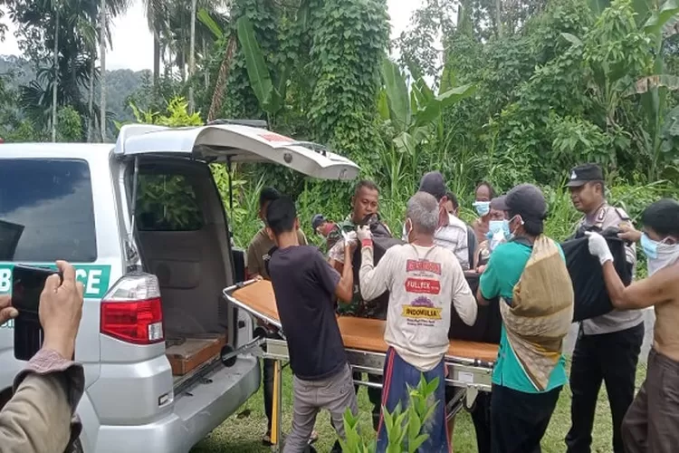 Tim gabungan dari BPBD Tapsel, TNI dan Polri mengevakuasi mayat korban hanyut di sungai Aek Puli Tapsel dan ditemukan di wilayah Taput (Realitasonline.id/Riswandy)