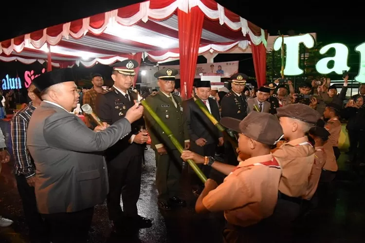 Bupati Tapsel Dolly Pasaribu dan Forkopimda membakar obor usai apel kehormatan renungan suci menyambut Hari Ulang Tahun Republik Indonesia ke 78 di Taman Makam Pahlawan Tor Simago-Mago, Sipirok (Realitasonline.id/Riswandy)