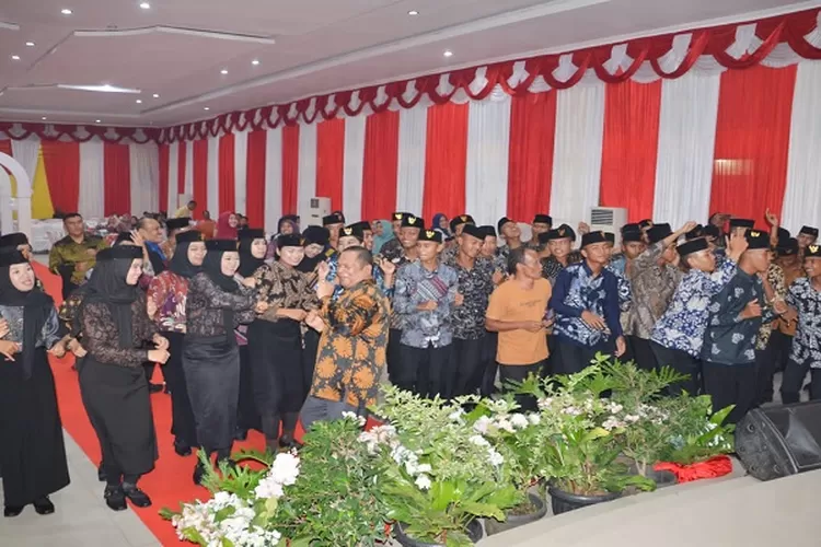 Wali Kota Irsan Efendi Nasution foto bareng dengan anggota Paskibra Kota Padangsidimpuan, pada malam resepsi dan ramah tamah hari Kemerdekaan Republik Indonesia ke 78, di gedung H. Adam Malik (Realitasonline.id/Riswandy)