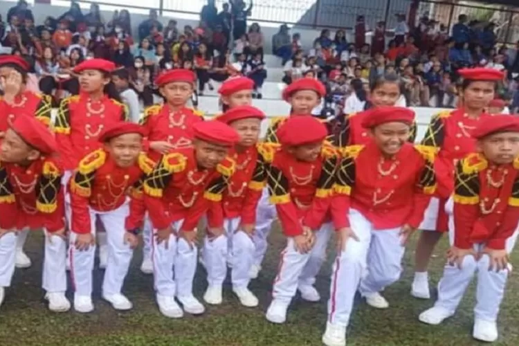 Marching Band SMP Neg 2 Tarutung ketika mengikuti detik-detik proklamasi di lapangan Serbaguna Tarutung (Realitasonline.id/Dok)