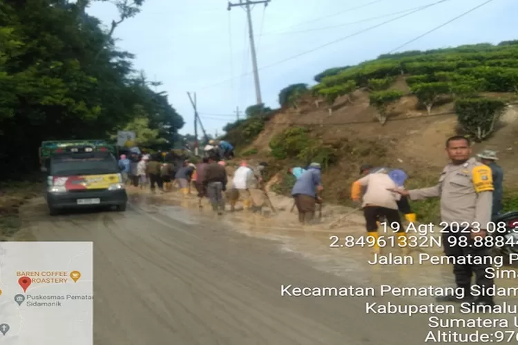 Masyarakat dan karyawan turun membersihkan jalan agar bisa dilalui. ( Realitasonline.id/GC)