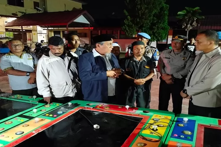 Kapolres Asahan AKBP Rocky Marpaung bersama tokoh agama saat menyaksikan pengamanan sejumlah mesin judi  (Realitasonline.id/HS)