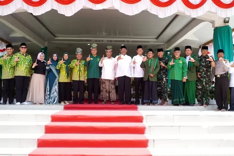 Plt Bupati Langkat Syah Afandin bersama para Nahdlyin pada pelantikan MWC Nahdlatul Ulama Kecamatan se-Kabupaten Langkat (Realitasonline.id/AA)
