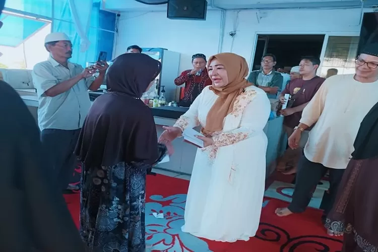 Liska Hariani didampingi suami, Edi Susanto saat memberikan tapi Asih kepada anak yatim, janda, lansia dan dhuafa  (Realitasonline.id/SS)