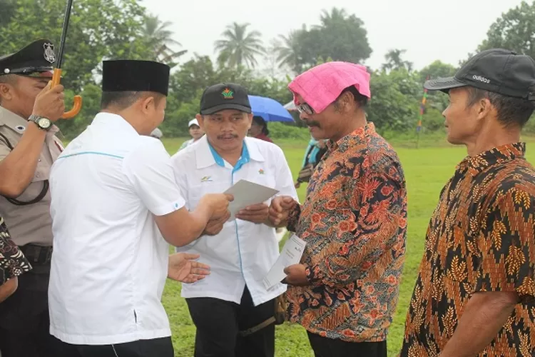 Manajer unit teh Hwin Dwi Putera saat menyerahkan penghargaan kepada karyawan PTPN IV unit teh  (Realitasonline.id/GC)