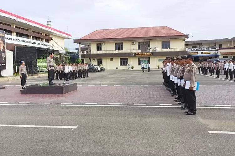 Wakapolrestabes Medan AKBP Dr Yudhi H Setiawan memberikan pengarahan kepada personel saat memimpin apel di lapangan Mapolrestabes (Realitasonline.id/Dok)