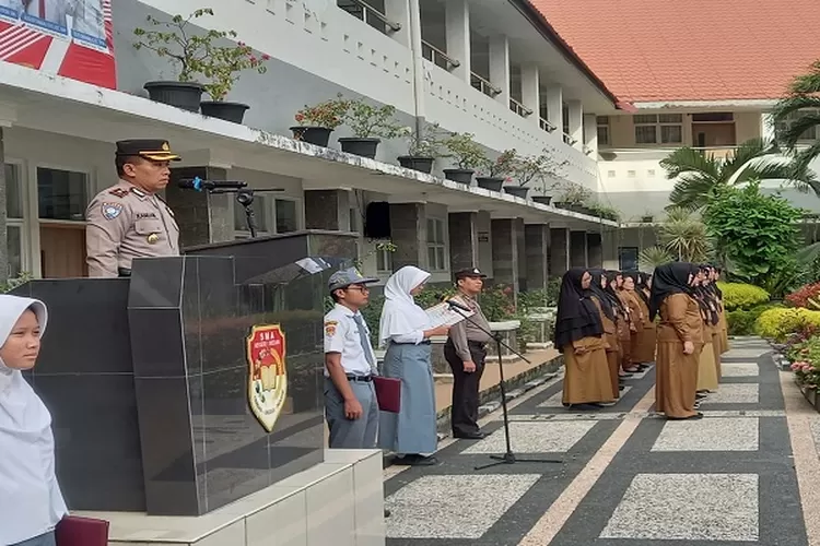 Kasat Binmas Polrestabes Medan Kompol Kamdani menjadi Irup di SMA Negeri 1 Medan (Realitasonline.id/Dok)