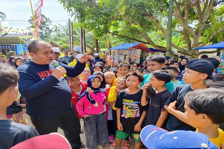 Wakil Bupati Asahan mengikuti rangkaian perlombaan bersama anak anak di desa&nbsp; (Realitasonline.id/HS)