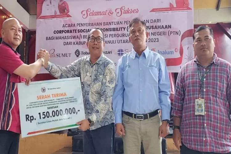 Pihak TPL menyerahkan CSR kepada Bupati Taput untuk kemudian disalurkan kepada penerima. (Realitasonline.id/MN)