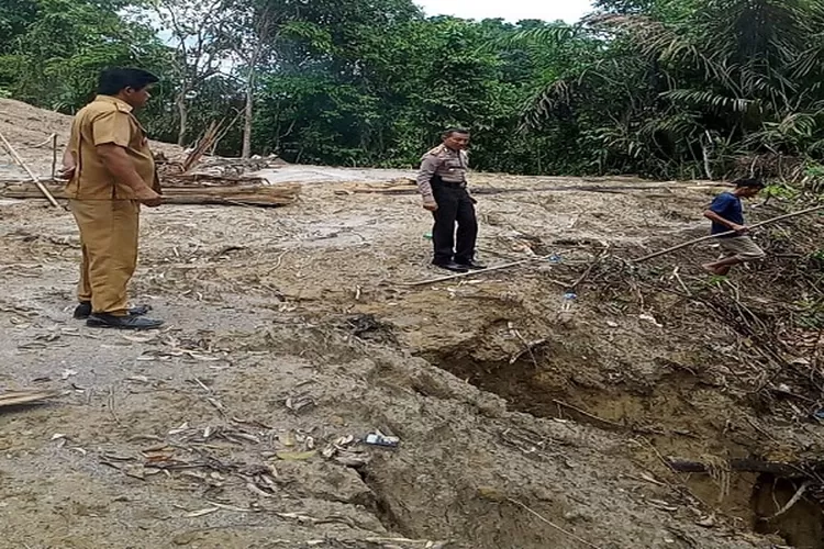 Kapolsek Talun Kenas AKP Jurnal Manimbul bersama Kades Kuta Jurung Abadi Sitepu saat meninjau lokasi pencanangan program tanam sejuta pohon (Realitasonline.id/zul)
