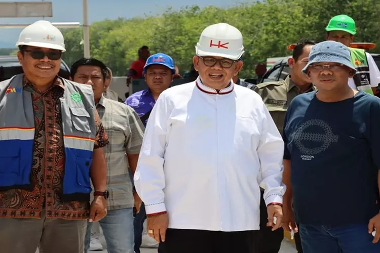 Ketua DPRD Sumut Baskami Ginting saat meninjau pekerjaan jalan tol Medan-Kisaran  (Realitasonline.id/mis)