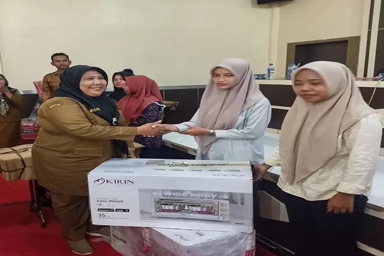 Kadis Naker Palas Ratna Dewi Harahap menyerahkan bantuan dari pemkab Palas yang diduga di Mark Up dan dimanipulasi  (Realitasonline.id/Ist)