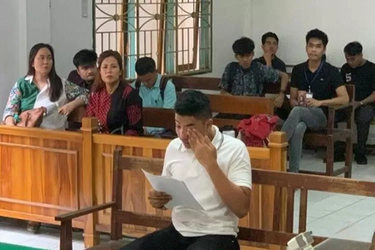 Terdakwah AH menyeka air matanya tak mampu menahan tangis saat membacakan nota pembelaan dirinya dipersidangan (Realitasonline.id/AP)