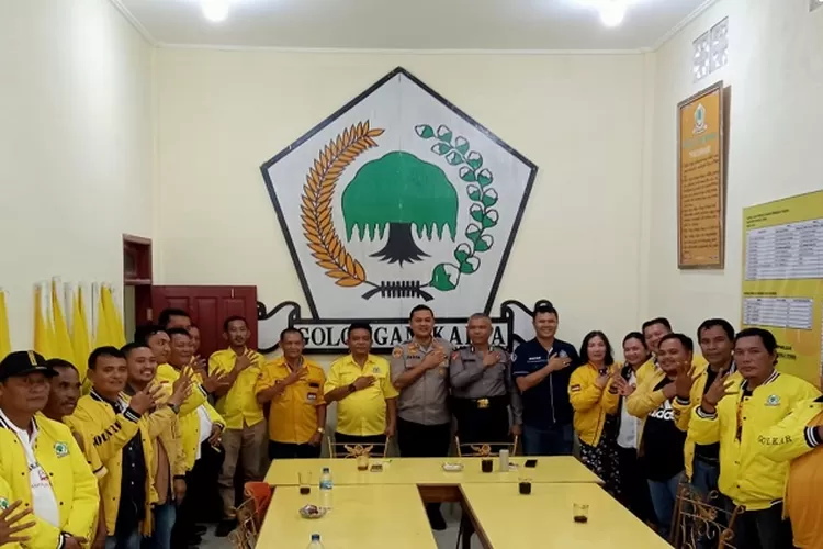 Kapolres Taput Johanson Sianturi foto bareng DPD Partai Golkar Taput diketuai FL Fernando Simanjuntak  (Realitasonline.id/MN)