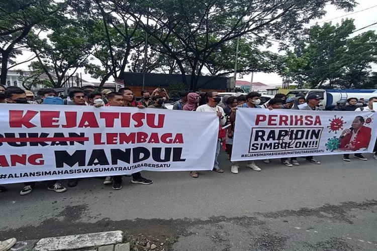 Aliansi Mahasiswa Sumut Saat melakukan Demo di Kejatisu (Realitasonline.id/ap)