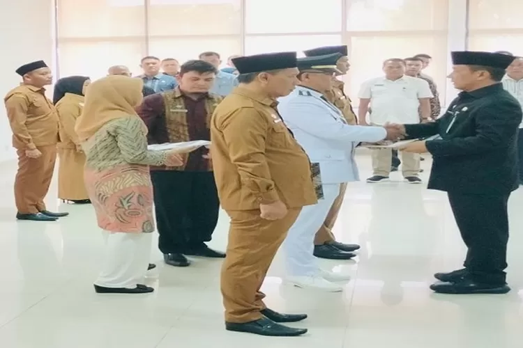 Sekdakab Paluta Patuan Rahmat Syukur P Hasibuan saat menyerahkan SK pejabat yang baru dilantik secara simbolis, (Realitasonline.id/ASR)