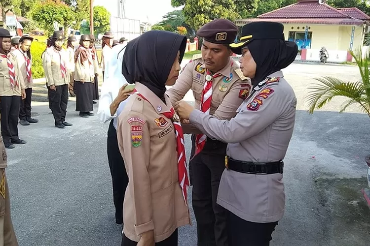 Kasat Binmas Polresta Deli Serdang Kompol Rosmeri, menyematkan Simbol Pramuka Saka Bayangkara (Realitasonline.id/zul)