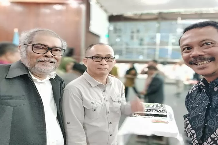 Junaidi Malik (paling kanan) saat bersama Arist Merdeka Sirait semasa hidup (Realitasonline.id/Dok)