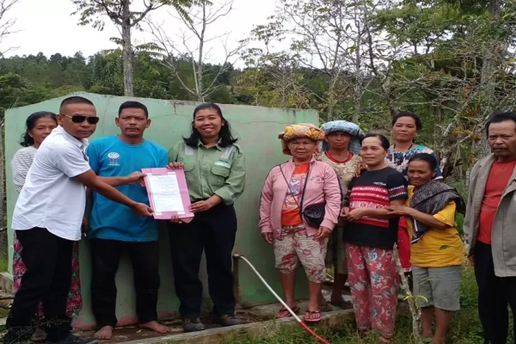 Warga Dusun Golat Hutatinggi menerima berita acara penyerahan  sarana air bersih bantuan TPL (Realitasonline.id/MN)