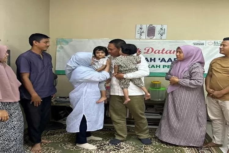Pj Bupati Abdya, H Darmansah (koko putih) bersama istri Hj Zulhijjah membesuk dua balita bocor jantung asal Abdya di Rumah Singgah Affiyah di Jakarta (Realitasonline.id/Zal)