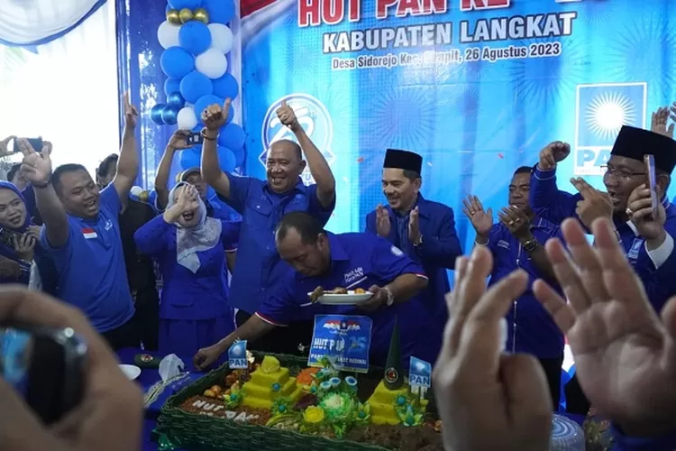 Syah Afandin bersama segenap pengurus dan kader PAN se Kabupaten Langkat merayakan ulang tahun PAN ke 25 (Realitasonline.id/AA)