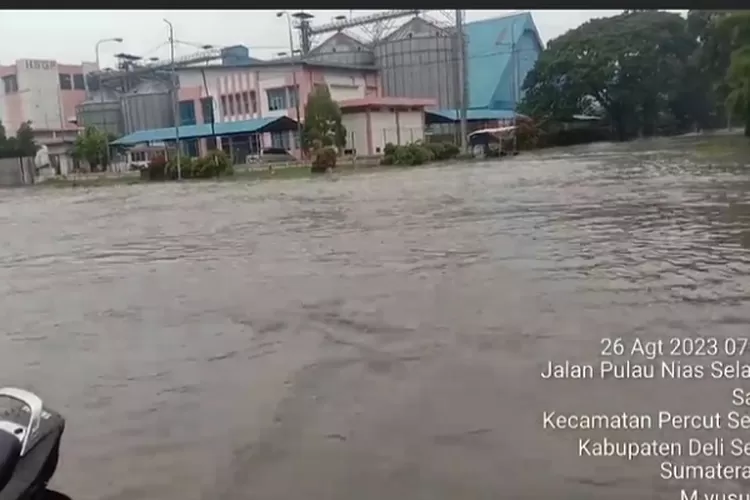 Banjir menggenang wilayah kawasan industri modern Martubung Medan Labuhan (Realitasonline.id/AH)