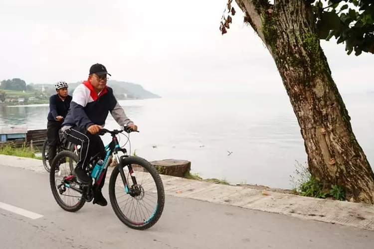 Bupati Toba Poltak Sitorus gowes mendahului rombongan gowes lainnya (Realitasonline.id/MS)