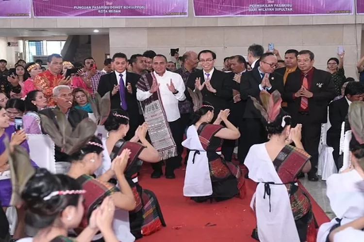 Gubernur Sumatera Utara (Sumut) Edy Rahmayadi disambut  tortor saat menghadiri acara Pesta Pertangiangan Bolon Pasaribu di Pardede Hall Medan, (Realitasonline.id/Dok)