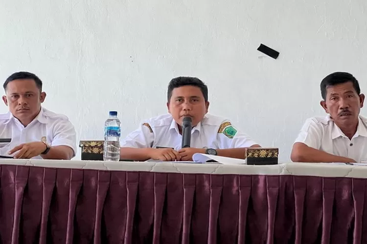 Kepala Bidang Pemdes M Sukri Nasution bersama tim panitia pilkades serentak kabupaten Paluta saat melakukan monitoring untuk memastikan tahapan berjalan baik dan sesuai aturan (Realitasonline.id/ASR)