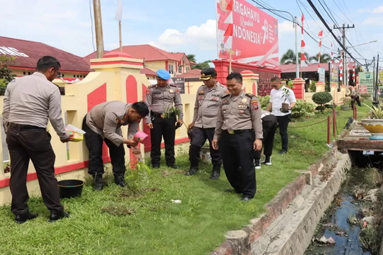 Waka Polresta Deli Serdang, AKBP Agus Sugiyarso, SIK mengawali penanaman pohon di taman depan Mapolresta Deli Serdang (Realitasonline.id/zul)