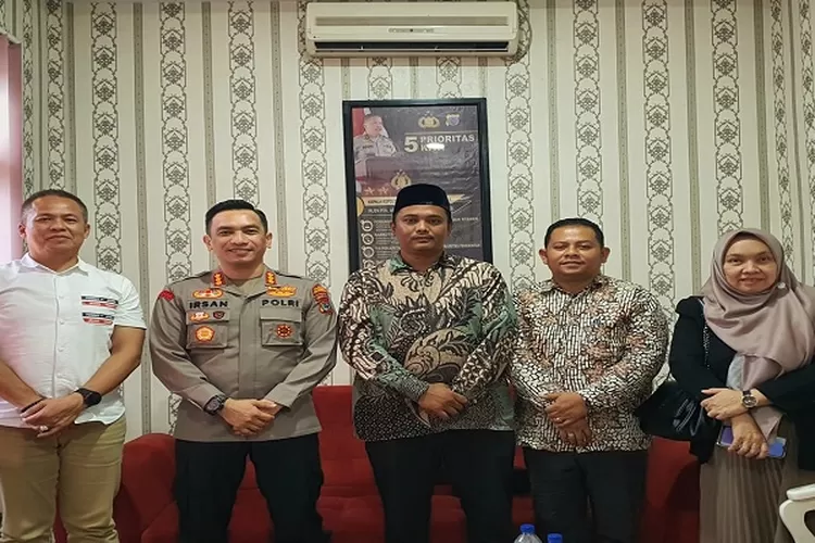 Kapolresta Deli Serdang Kombes Pol Irsan Sinuhaji SIK,MH di dampingi Kasat Intel Kompol Syahrial Efendi Siregar SH,MAP foto bareng dengan Komisioner Bawaslu Kabupaten Deli Serdang (Realitasonline.id/zul)