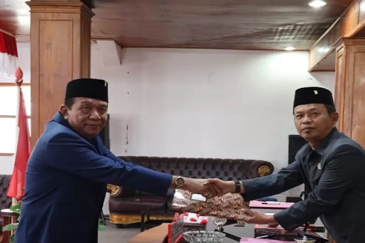 Wabup Taput serahkan nota pengantar P-APBD 2023 kepada Ketua DPRD Taput Arifin Rudi Nababan untuk selanjutnya di paripurnakan. (Realitasonline.id/MN)
