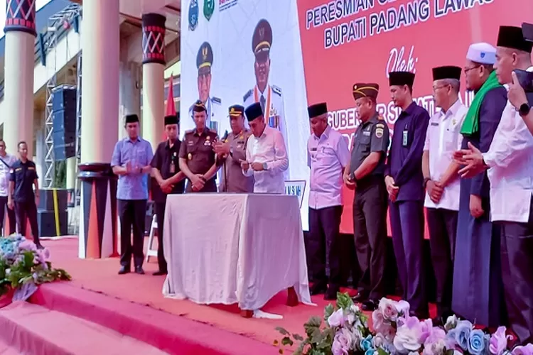 Gubernur Sumatera Utara dan Plt Bupati Padanglawas menandatangani prasasti ( Realitasonline.id/SS)