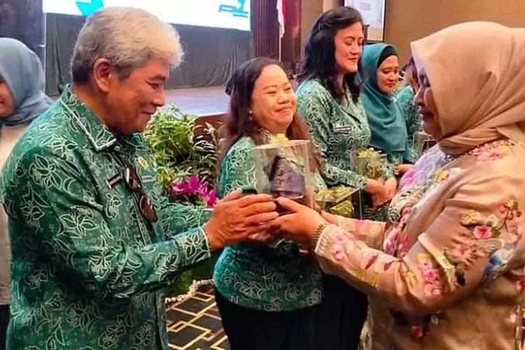 Kusma Erizal Ginting menerima cenderamata dari Ketua TP PKK Provinsi Sumatera Utara Ny Nawal Lubis Edy Rahmayadi  (Realitasonline.id/SS)