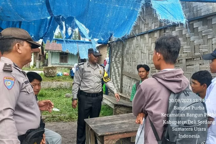 Kapolsek Bangun Purba AKP Herwin SH, bersama anggota memberikan nasehat dan himbauan kepada para pelajar yang ikut tauran (Realitasonline.id/zul)