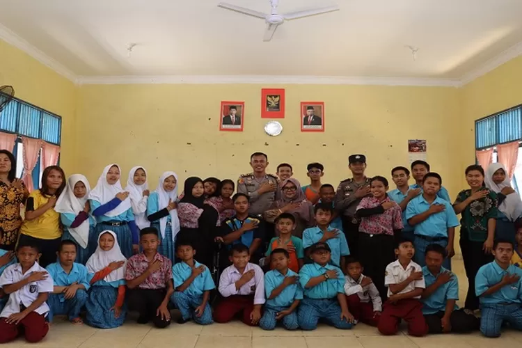 Kapolsek Inderapura AKP Jonni H. Damanik SH MH photo bersama dengan pengurus dan siswa SLB Negeri Batubara. ( Realitasonline.id/H.Guntur Sinaga)
