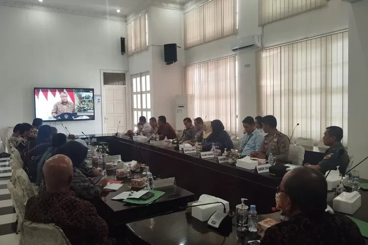 Sekda dan beberapa OPD saat mengikuti rapat dikantor Bupati melalui siaran TV langsung  (Realitasonline.id/HS)