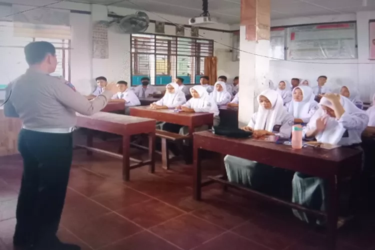 Personil Polresta Deli Serdang memberikan Sosialisasi tentang Operasi Zebra yang dimulai dari tgl 4 s/ 17 September 2023 kepada para siswa siswi (Realtasonline.id/zul)