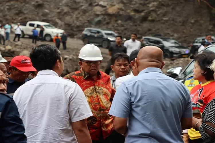 Ketua DPRD SU bersama semua stakholder saat meninjau Proyek Pembangunan Jalan Alternatif Medan - Brastagi  (Realitasonline.id/Dok)