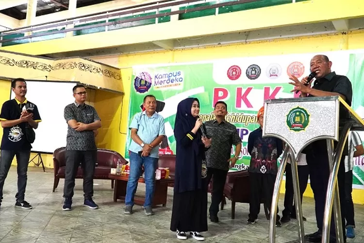 Plt Bupati Langkat membuat pertanyaan atau kuis berhadiah kepada mahasiswa STKIP Al Maksum (Realitasonline.id/AA)