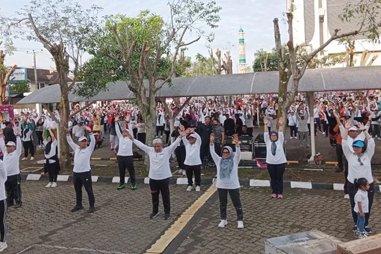 Ribuan warga bersama Kepala Perwakilan BI Pematang Siantar Muqorobin dan Wali Kota senam di acara festival SisiBatasLabuhan ( Realitasonline.id/SS)