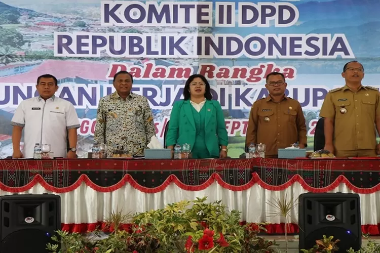 Ketua Komite II DPD RI, Abdullah Puteh dan Bupati Toba, Poltak Sitorus saat berkunjung ke Toba  (Realitasonline.id/MS)