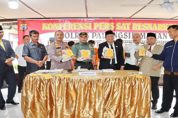 Kapolres Padangsidimpuan AKBP. Dudung Setyawan, saat memberikan keterangan pers, pengungkapan kasus narkoba, disaksikan Wali Kota Padangsidimpuan Irsan Efendi Nasution dan Forkopimdarwin Nasution, Dandim 0212/Tapsel Letkol Inf. Amrizal Nasut (Realitasonline.id/Riswandy)