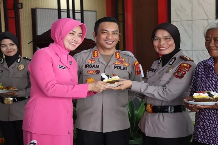 Kapolresta Deli Serdang Kombes Pol Irsan Sinuhajii SIK, MH didampingi Istri (baju merah sebelah kiri) dan PJU serta Purnawiran Polwan menyuguhkan kue ulang tahun kepada Kapolresta (Realitasonline.id/zul)