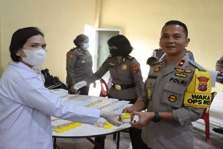 Anggota Polri dan ASN Polres Langkat sedang menjalani deteksi dini narkoba dengan pemeriksaan urine (Realitasonline.id/Alwi)