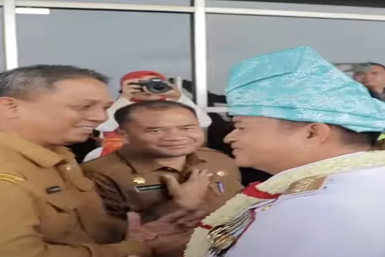 Kadisdik Deli Serdang Yudi Hilmawan (kiri) menyalami Pj Gubernur Sumut Mayjen TNI (Purn) Hasanuddin setiba di Bandara Kualanamu,  (Realitasonline.id/zul)